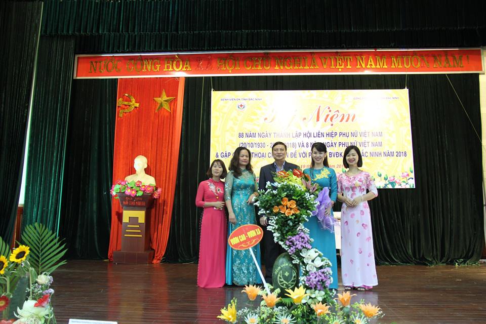 Đ/c Vũ Văn Long – Phó Bí thư Đảng ủy, Phó Giám đốc Bệnh viện chúc mừng nữ cán bộ viên chức Bệnh viện nhân ngày 20/10 